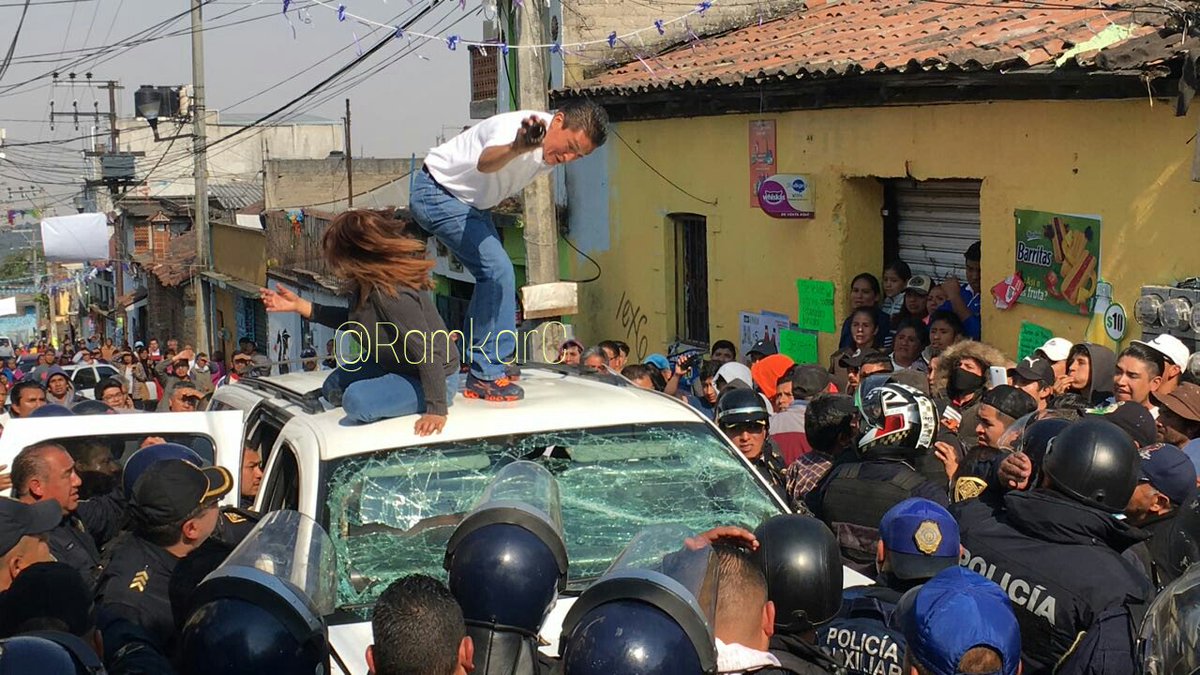 tavojeda5's tweet photo. Sigue zafarrancho entre policías de la @SSP_CDMX y pobladores de San Lorenzo Acopilco en Cuajimalpa tras la detención de dos presuntos delincuentes que habían robado a un camión repartidor de gas. Quieren lincharlos a como dé lugar. @RamkarC informa. https://t.co/MSsnO5ziBN