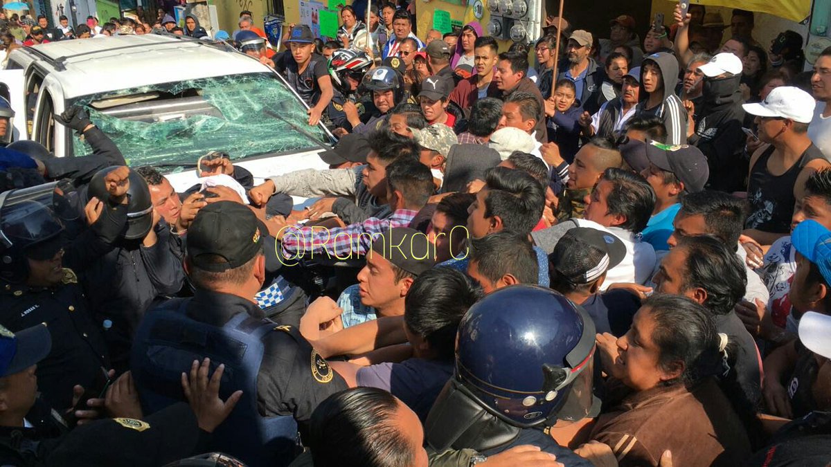 tavojeda5's tweet photo. Sigue zafarrancho entre policías de la @SSP_CDMX y pobladores de San Lorenzo Acopilco en Cuajimalpa tras la detención de dos presuntos delincuentes que habían robado a un camión repartidor de gas. Quieren lincharlos a como dé lugar. @RamkarC informa. https://t.co/MSsnO5ziBN