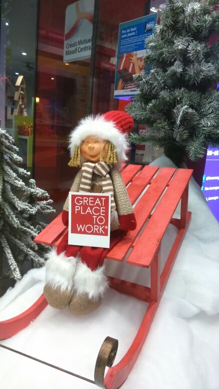 World_isTweetly's tweet photo. Le @CMMassifCentral met ses habits de Noël et le lutin a un message pour @EmmanuelleArkea ➡ Visiblement, c'est great place à l'Espace Renan. Bravo @stephrajon63 et Maud pour cette superbe réalisation #Fier #TeamCMMC https://t.co/z8w8uOECId