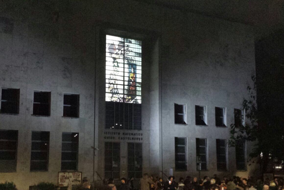 SapienzaRoma's tweet photo. #now: La vetrata artistica di #GioPonti per l’Edificio di Matematica, la luce ricostruisce un’opera perduta (ora  Ed. Matematica) #80CU https://t.co/xxHw90eBjj