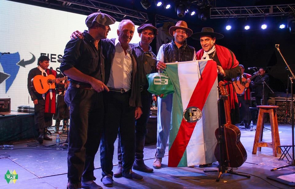 MuniVialeER's tweet photo. Gran #BrocheDeOro para la #FNACC2017 con el #ChaqueñoPalavecino
Al finalizar el recital, el intendente @umbrupbacher y el vice intendente Luis Pérez, le hicieron entrega de la Bandera de nuestra ciudad y un obsequio como recuerdo de su visita. https://t.co/Vxl9UKJkFv