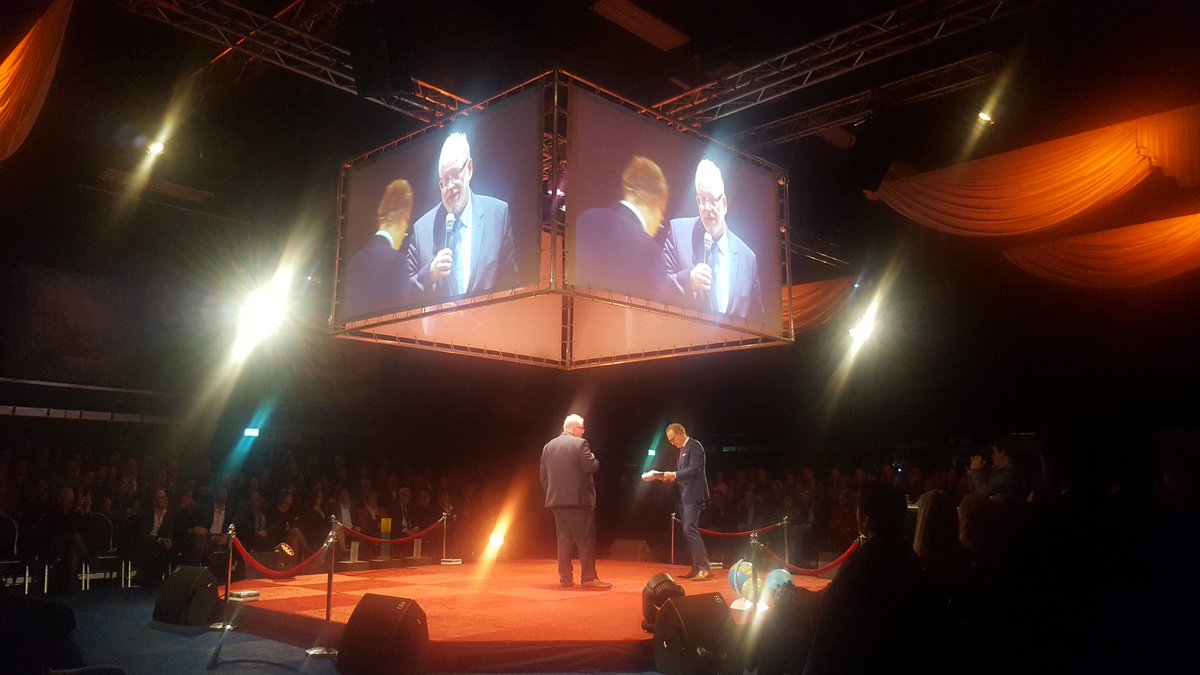 Ondernemerprijs's tweet photo. Derde genomineerde Montair; René over de nucleaire sector waar zij zich in begeven. #ohm17 #internationaalondernemen #kronenberg #montair https://t.co/EiRHbTGYnL