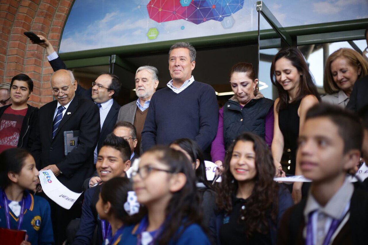 miguelmarquezm's tweet photo. Mi reconocimiento al trabajo que realiza toda la familia que integra el Centro de Ciencias @ExploraLeon, y a todas las personas involucradas en la realización de este gran proyecto. Gracias por aportar su talento para seguir engrandeciendo a Guanajuato. #GtoInnova https://t.co/NDE7pUcnM2