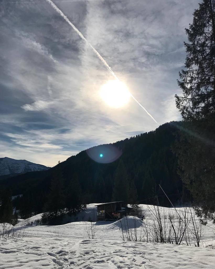 fernwehblues's tweet photo. Am Spitzingsee liegt schon ordentlich Schnee ; aber die Lifte sind noch geschlossen. Aber tolles Wetter am 23.11. = 14 grad & Sonne satt ! ☀️😁❄️⛄️ #spitzingsee #spitzing #schnee #berge #mountain #snow #hikinginsnow #sun #bestweather #schliersee #… https://t.co/rRcbG59WNp https://t.co/nceCtthJo1