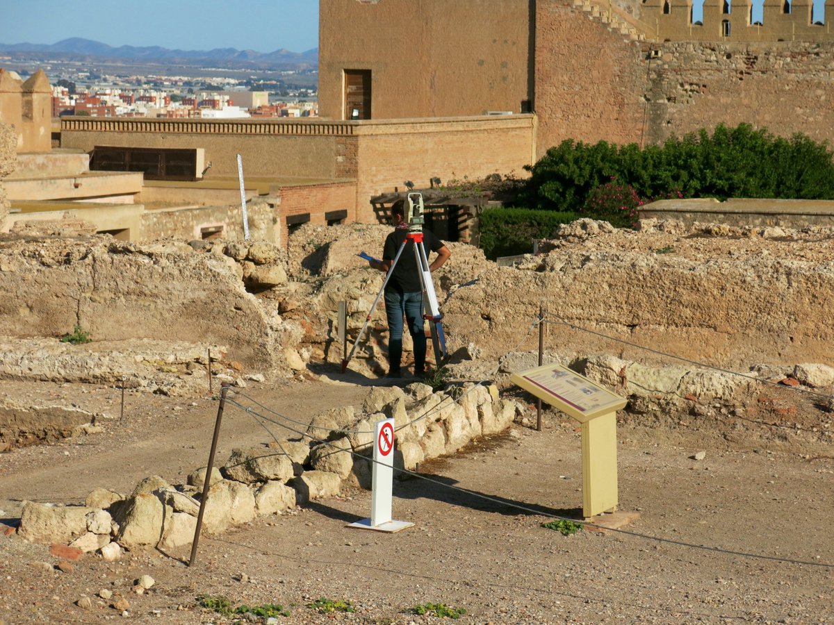 AlcazabaAlmeria's tweet photo. Para el 2018 queremos animar al alumnado de #Humanidades de la @ualmeria a realizar sus prácticas con nosotros. Nos centraremos de manera práctica en la conservación del patrimonio arqueológico, actuando de manera tutelada en diversas zonas de la #AlcazabaAlmería. Os esperamos!! https://t.co/r3D77KjAwX