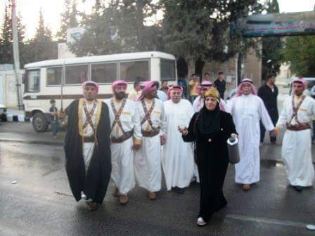 ياما حلى القهوة مع ريحة الهيل
وشمس  المســا تلمـع عدلتهـــا
من يد حورانيتن أخت الرجاجيل
تهلّي بعالي الصوت وتفخر بهلها
ياسعد  من  ذاقها  وسمع  التهاليل
من ثغر يسوى جبل لبنان وسهلها