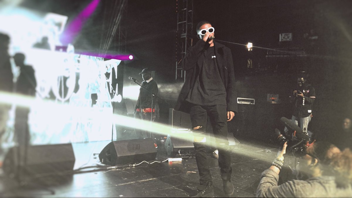 ISpeakWithAGift's tweet photo. Major love and energy last night 🦈🌊
#LyfeIsDope
📸: @TeddyLOET https://t.co/4fWPj2tF51