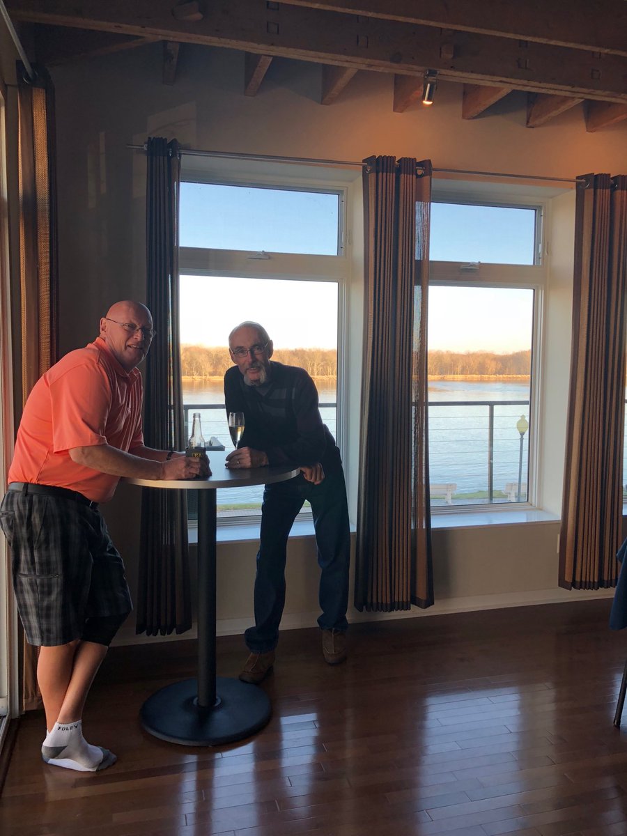 ConundrumKing82's tweet photo. @johnnycanal4 Reason #16 why Bellevue Thanksgiving > Bettendork: Our pub table has a view. And cargo shorts. https://t.co/BvL1rM4KjX