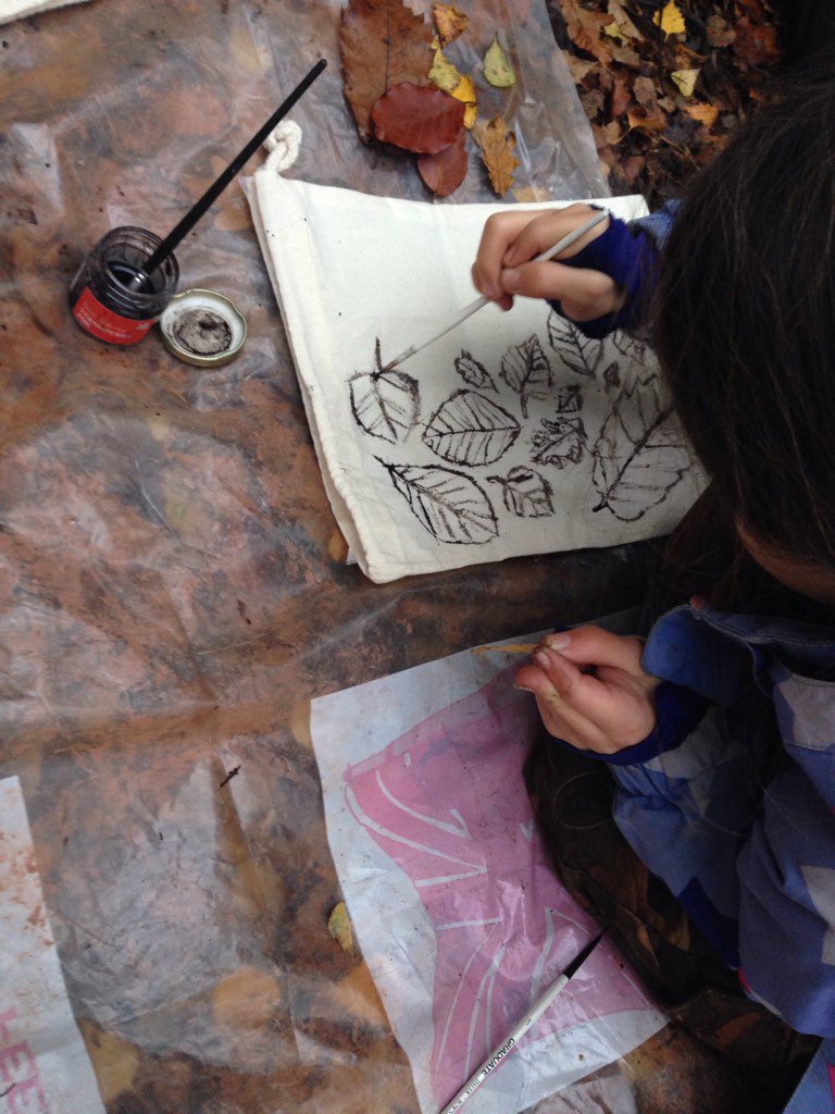 naturecuriosity's tweet photo. Acorn ink to decorate woodland bag...this 10yr old creatively painted around different leaves, simply beautiful! https://t.co/cYcb9p2rss