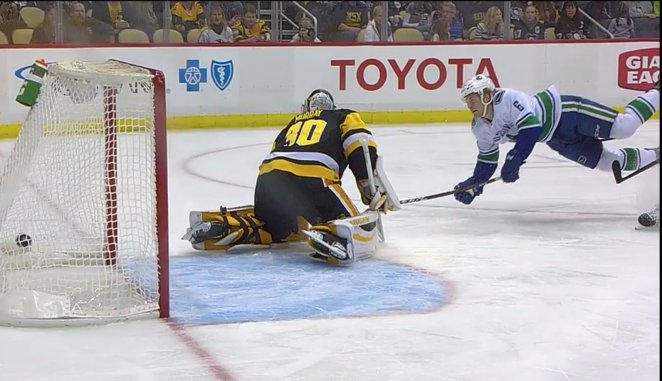 TomZillich's tweet photo. Might make this my new cover photo. @BBoeser16 #DudeCanFly #GoCanucks https://t.co/ZJi35YKoqk