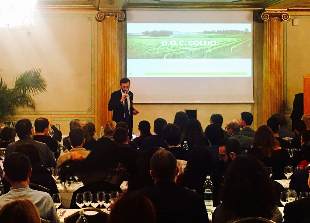 AISMilano's tweet photo. “Il Collio è uno scrigno che ha per cappello un cielo fantastico e sotto i piedi un terreno unico” #CollioDay #AISMilano https://t.co/uf5W4lWT5C
