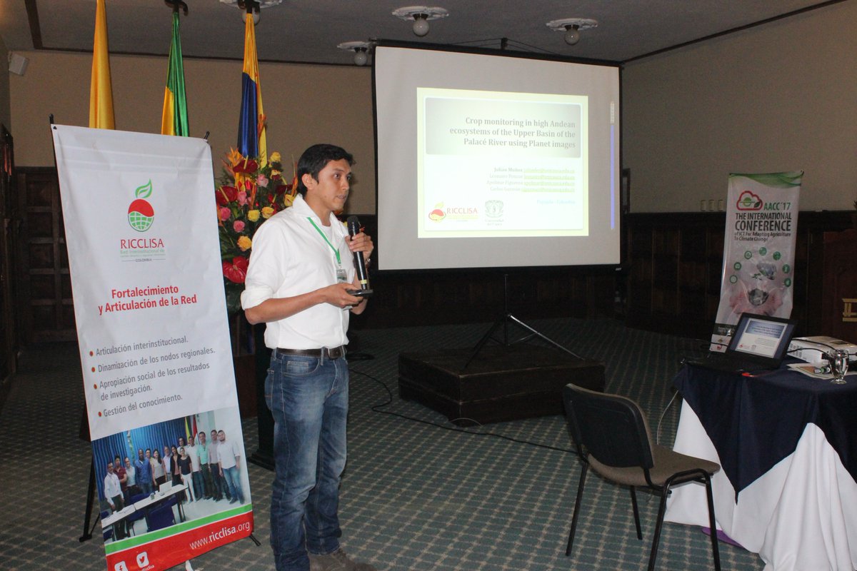 RedRicclisa's tweet photo. Julián Muñoz Ordóñez, presenta en su ponencia, el monitoreo de cultivos en ecosistemas alto andinos de la cuenca alta del río Palacé utilizando imágenes del planeta. #AACC2017 @crepic @unicauca https://t.co/oteKWVcxYP