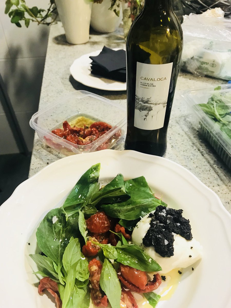 GabrielaTassile's tweet photo. Mi cena #tomates semisecos #burratina #trufa #albahaca y uno de los 5 mejores #AOVE del Mundo #cavaloca #Priorato 🍅🍃 https://t.co/5elruHdoWo