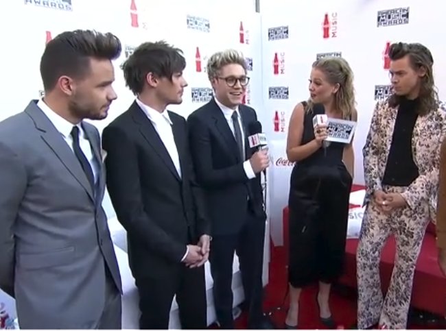 OT5_AIMH's tweet photo. Spouses being obvious with the whole world watching them. #throwback 2 years ago today. #FindYourselfSomeone who looks at you like Harry looks at Louis and Louis looks at Harry. https://t.co/OsEduwRtoa