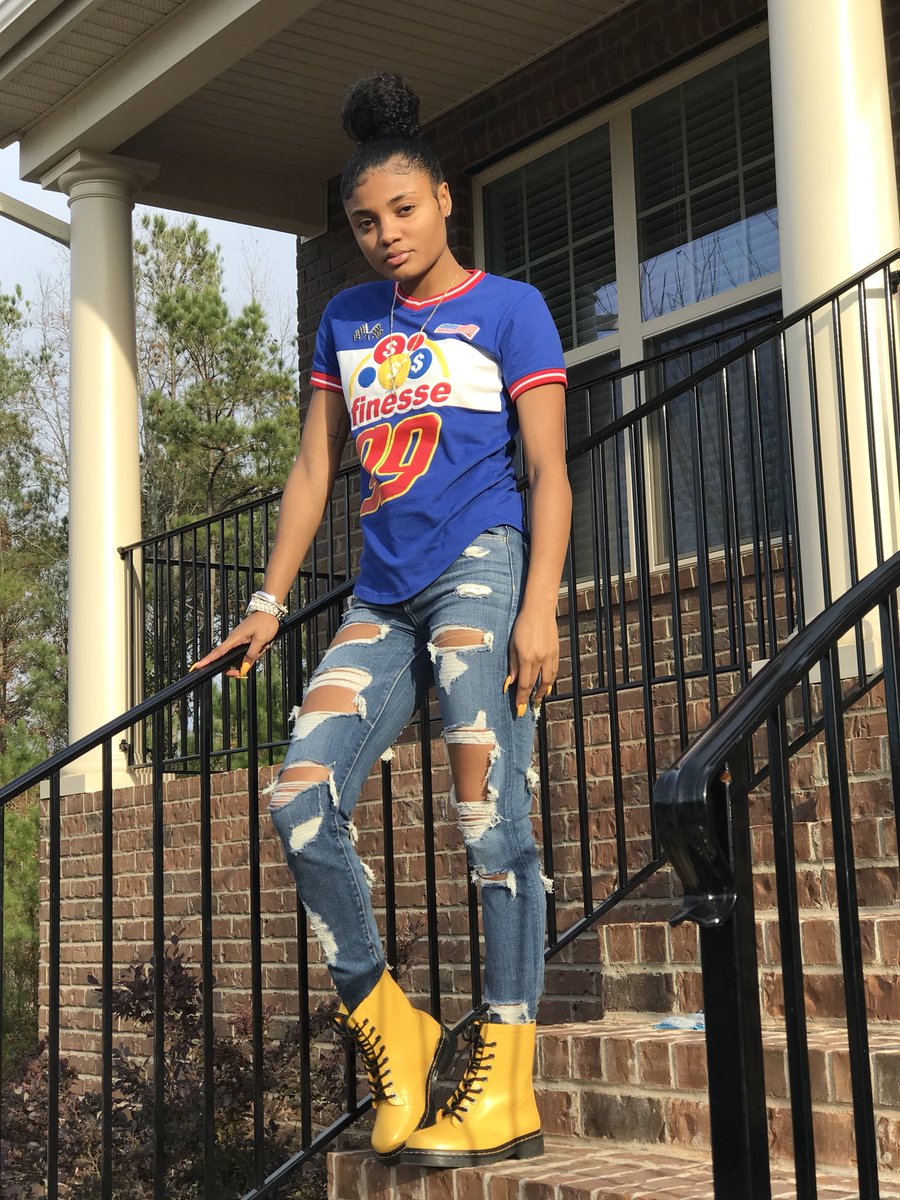 Tatyannapatrice's tweet image. Jealousy in the air tonight, I could tell. I will never understand that but oh well. 😽