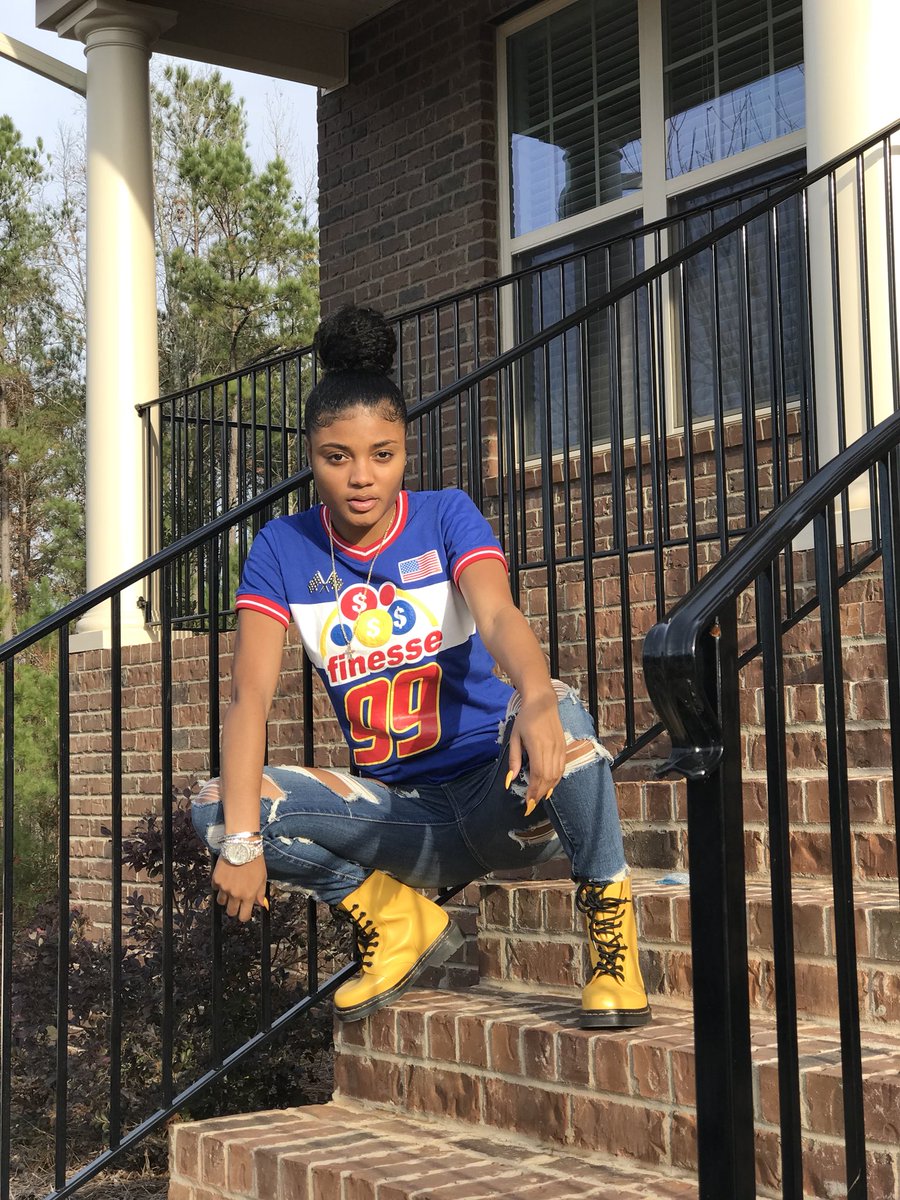 Tatyannapatrice's tweet image. Jealousy in the air tonight, I could tell. I will never understand that but oh well. 😽