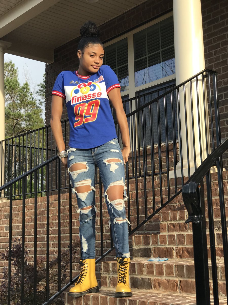 Tatyannapatrice's tweet image. Jealousy in the air tonight, I could tell. I will never understand that but oh well. 😽