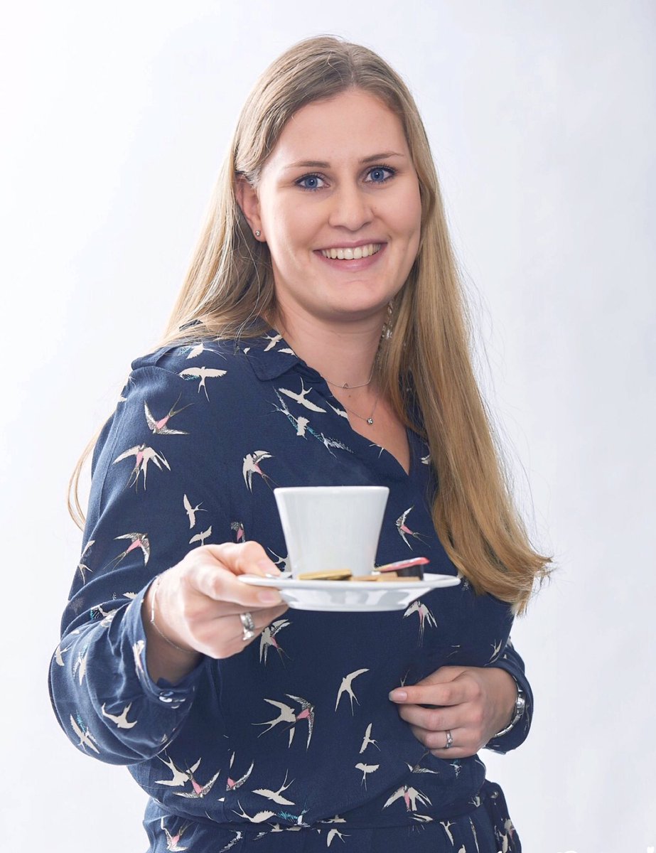 Irisvanderleest's tweet photo. Vragen voor/over @RaboOssBernheze? Ik sta graag voor je klaar! De koffie trouwens ook. 😊 #durftevragen #marktteam #Geffen #Nuland #Vinkel https://t.co/ygYKfipfP3