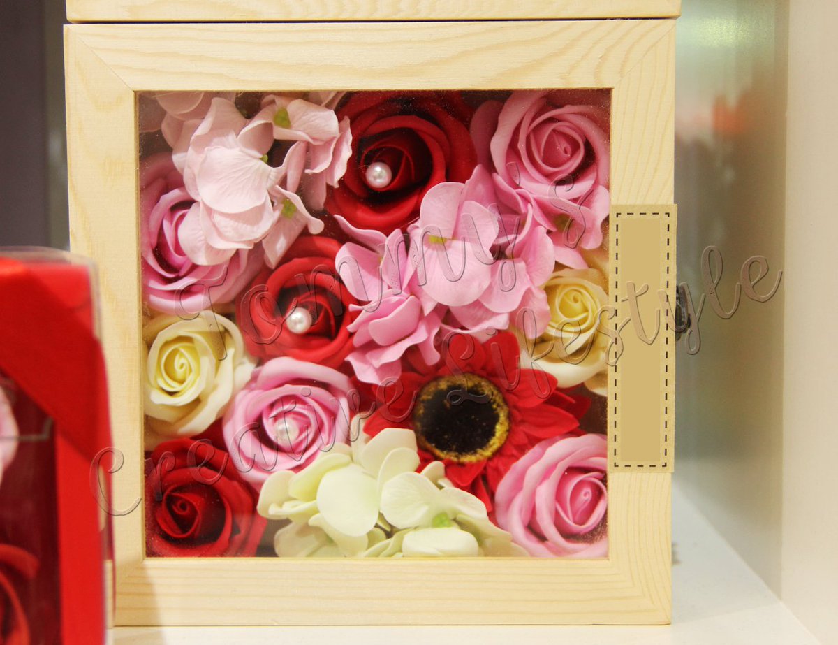 Tommyscreative's tweet photo. Elegent Wooden Gift Box of Soap Flowers 😍😍😍@Tommyscreative Global Village China Pavilion Shop 152! @globalvillageuae #globalvillage #globalvillageuae #globalvillagedubai #globalvillage2017 #season22 #comeexperiencetheworld #tommyscreativelifestyle #mydubai #dubai #uae #mydxb https://t.co/M8KyIjUEaC