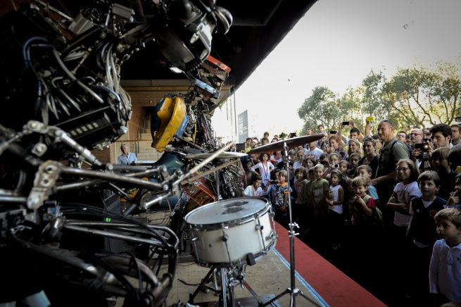 MakerFaireRome's tweet photo. #MFR17 ve le suona anche quest'anno: torna #MakerMusic! Fate suonare oggetti comuni, riutilizzate i rumori ferroviari, divertitevi con @toamataband ! Ecco il ricchissimo programma di artisti  #innovativi che vi aspetta dall'1 al 3 dicembre alla @FieraRoma 
https://t.co/irEF8TYFLW https://t.co/MRCnlzjSoh