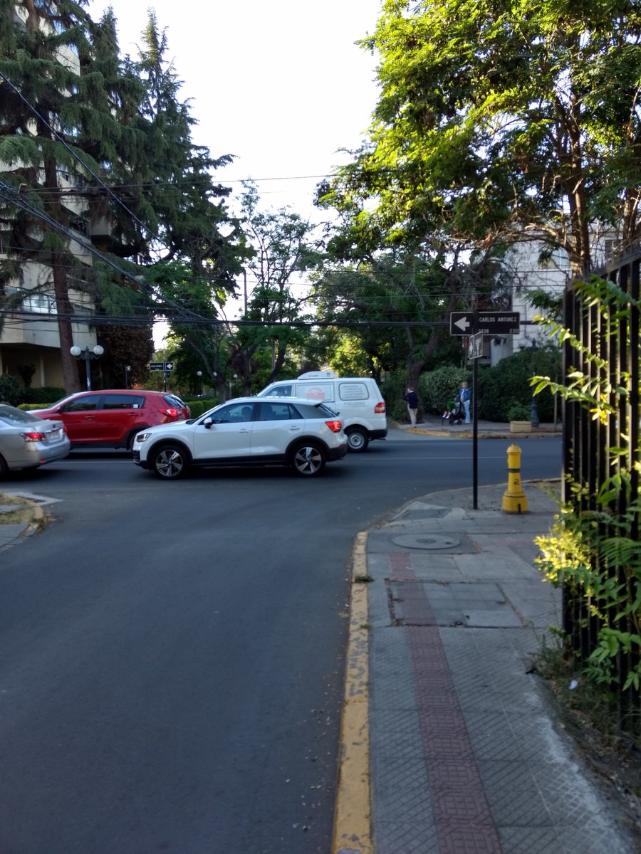 REMIGIO_C's tweet photo. @Muni_provi  continuamente se bloquea el cruce de Carlos Antunes con los nogales, sería una buena medida incorporar líneas de "no bloquear cruce" https://t.co/ZN6eDHwUXO