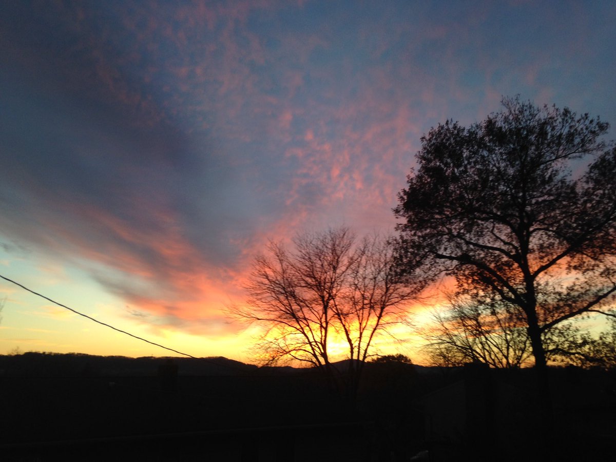 tombenusa's tweet photo. The great #thanksgivingsunset over #berkscountypa #wyomissingpa @PaulRobertsWEEU @6abcadamjoseph #pawx @ReadingEagle https://t.co/n3ure48736