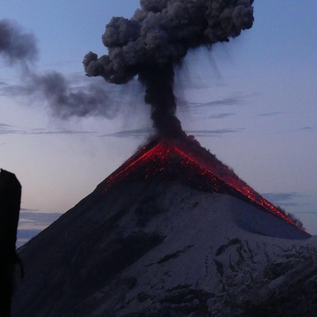 ClimaenGuate's tweet photo. ¡Impresionante! ⛄❄
Fuego y nieve a la misma vez. La nieve también cubrió hoy parte del volcán de Fuego,  información confirmada por turistas extranjeros. Más fotos ➡ https://t.co/NDdyIiYvC1 https://t.co/RS4Swn6397