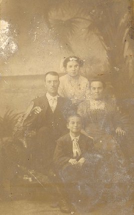 OldDavieSchool's tweet photo. 1911 Hill family photo. Clockwise: Thomas Hill Sr, Bessie Hill, Eliza Hill, Thomas Hill Jr. 
#throwbackthursday #tbt #tbtmuseum #odshm https://t.co/KUjr5DY5EJ