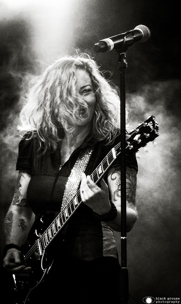 TeirilaOlli's tweet photo. The amazing @AnnekeAnnique with @vuur_band at Tuska Open Air 2017.
#cities and #strangemachines https://t.co/k6s0HM1WH6