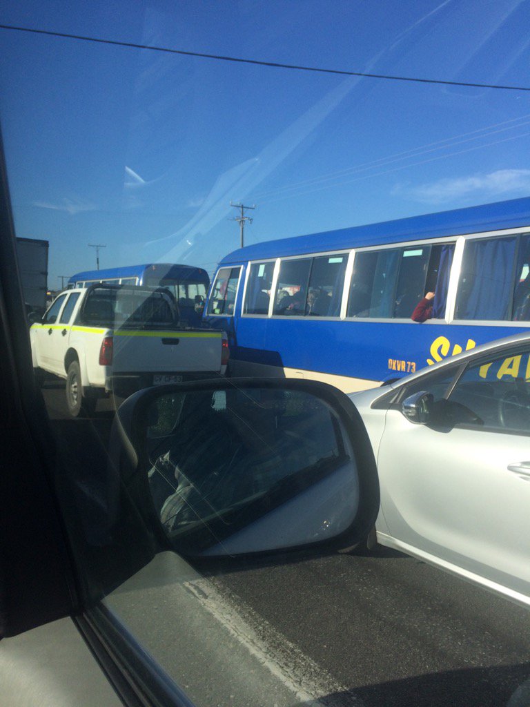 Filoza's tweet photo. La responsabilidad de ls conductores de buses pto varas-pto montt frente al taco #Ruta5Sur #PuertoVaras #PuertoMontt https://t.co/MU2Jf3Qpwb