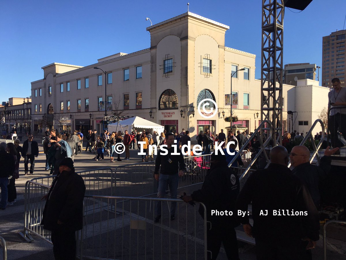 insidekc's tweet photo. Crowd beginning to gather for this EPIC night in #KansasCity @ThePlazaKC!!

The Plaza is the place to be!

Annual Plaza Lighting Ceremony in less than 3 hours!! 

#lovethisweather https://t.co/tCRU7zVN2K