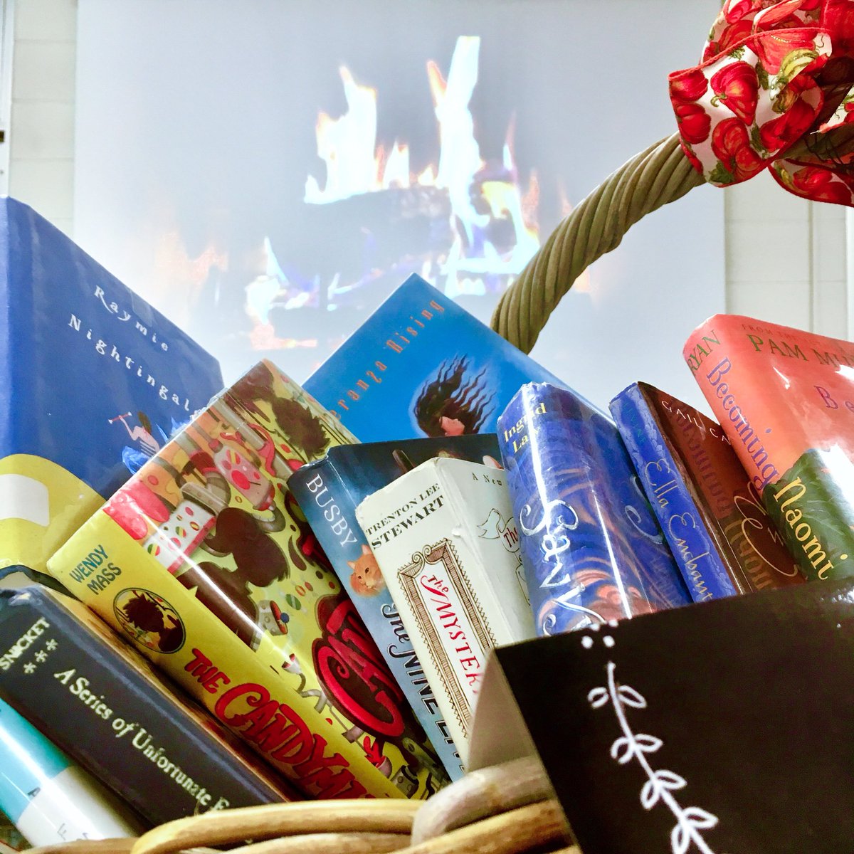 MsAustin_'s tweet image. We enjoyed a scrumptious Thanksgiving book tasting with the fifth grade Language Arts classes. Happy Thanksgiving everyone! 🦃#HappyThanksgiving2017 #booktasting #reading #librarylife @MontvaleSchools @FieldstoneMS