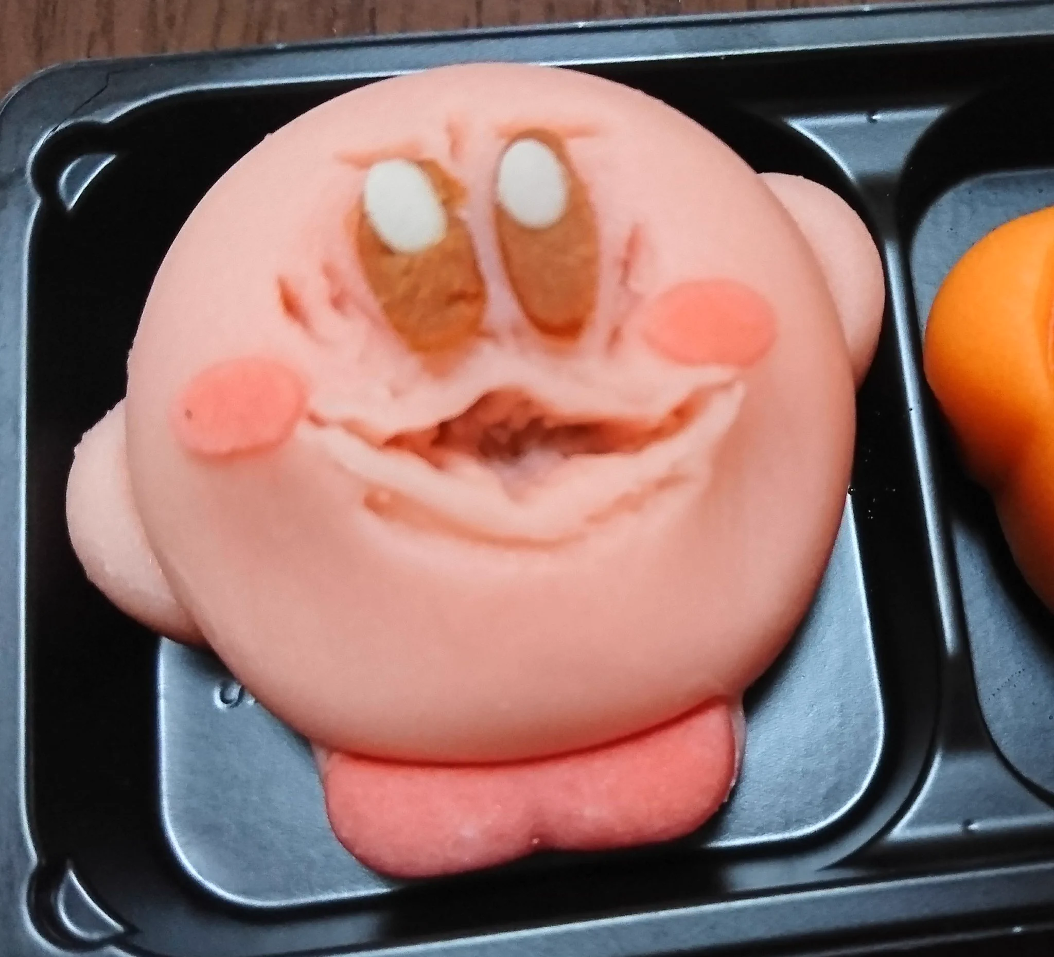 和菓子のカービィｗｗｗ可愛くてほっぺをプニプニしてたら悲惨な結果にｗｗｗ