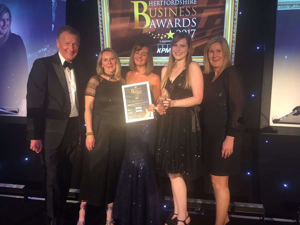 hertsbusiness's tweet photo. The Customer Service Award goes to @KingsHouseBiz. Well done to you! (Kindly sponsored by @TheCarAgentsLtd) #HBA17 https://t.co/HbdWVZheMH