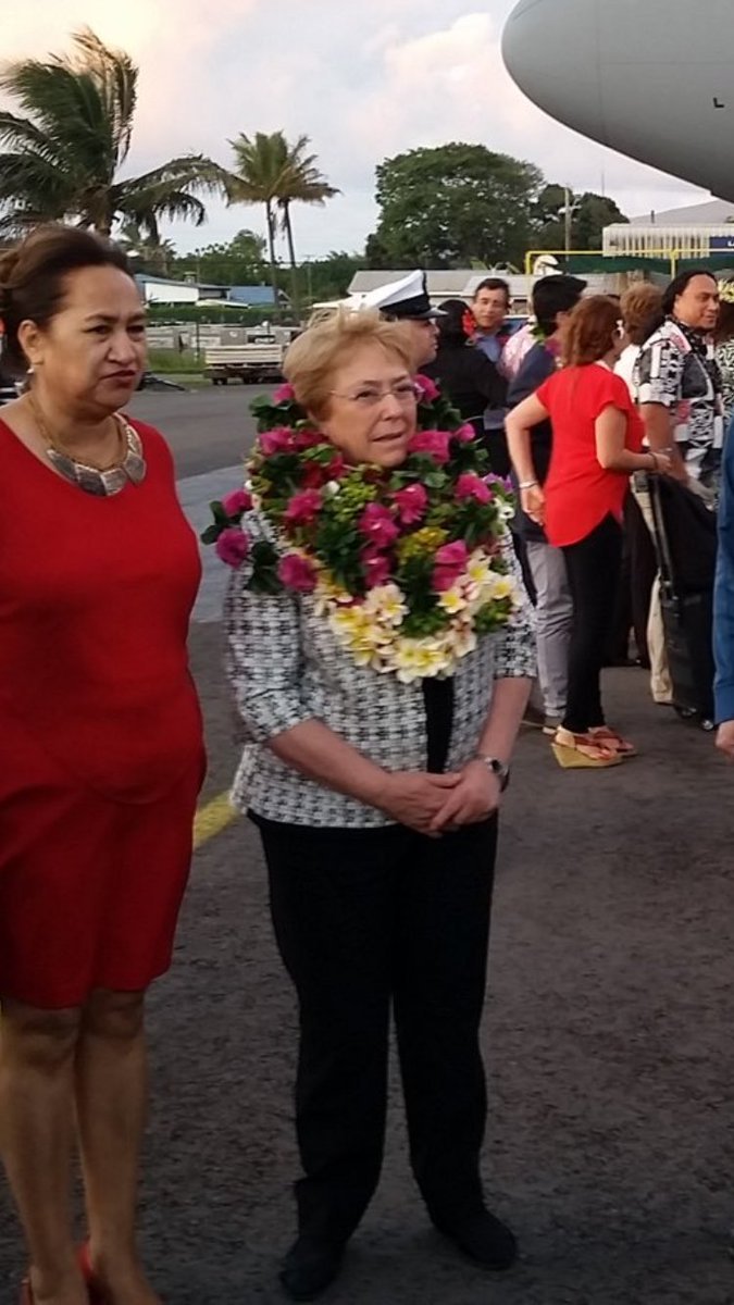 No sé si Bachelet llegó a la Isla de Pascua o murió parada jajaja