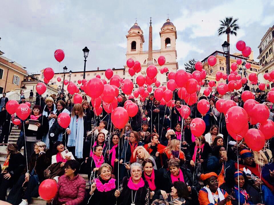 amexme's tweet photo. En el marco del 65th World FCEM Congress Rome #WFCR17 se realizó la marcha #NoViolenciaALaMujer donde participaron mas de 1000 empresarias de todo el mundo entre ellas la delegación mexicana ¡emotivo! 🎈#25Nov #NoViolenceAgainstWomen https://t.co/f4JMPKqO5F