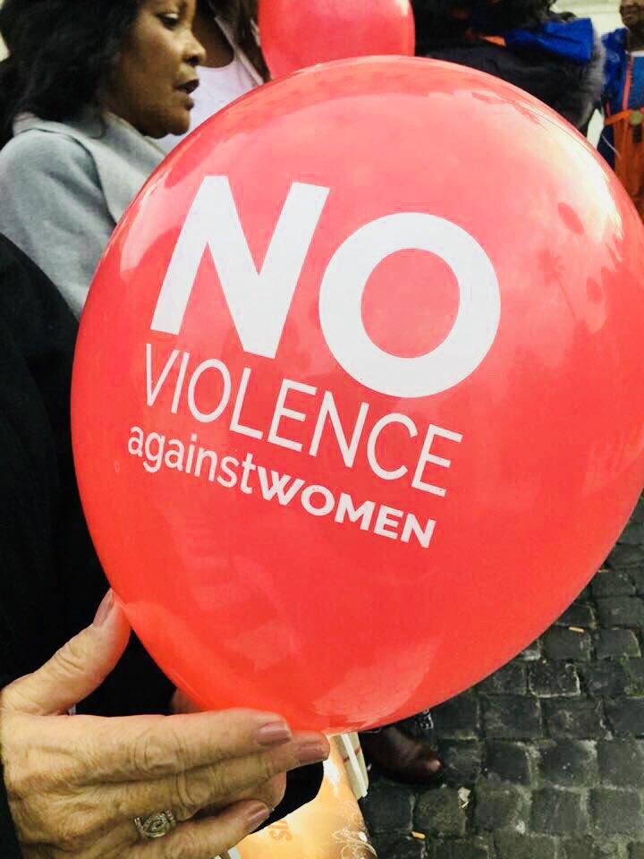 amexme's tweet photo. En el marco del 65th World FCEM Congress Rome #WFCR17 se realizó la marcha #NoViolenciaALaMujer donde participaron mas de 1000 empresarias de todo el mundo entre ellas la delegación mexicana ¡emotivo! 🎈#25Nov #NoViolenceAgainstWomen https://t.co/f4JMPKqO5F