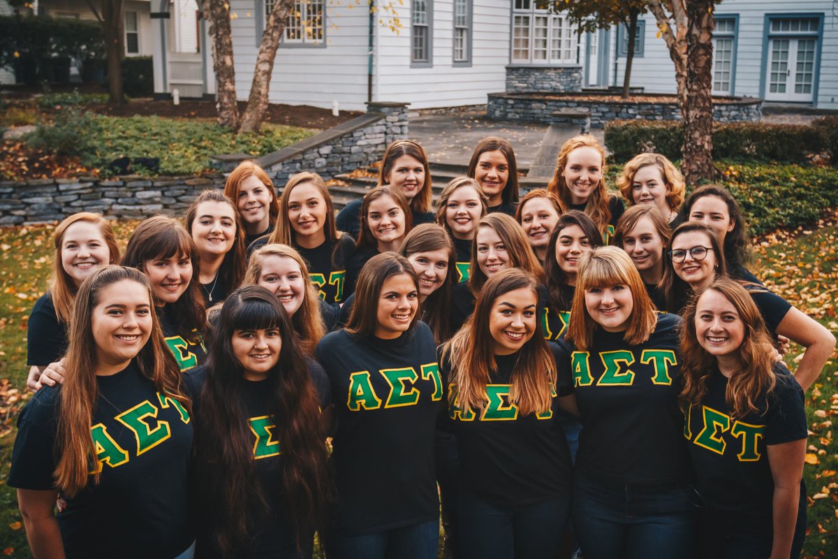 Happy Thanksgiving from the sisters of Alpha Sigma Tau❤️🦃