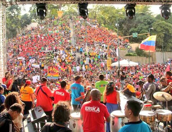 Miguel_PSUV's tweet photo. Aquí está el pueblo en combate, el pueblo victorioso que no abandonó al Comandante Chávez, no ha dejado sólo a @NicolasMaduro y va en primera línea con @ErikaPSUV | #ErikaFariasPaLaAlcaldia | https://t.co/6O4kuYHwTn