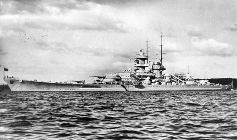 RealTimeWWII's tweet photo. HMS Rawalpindi, converted British passenger ship with 10 small guns, has spotted an enemy vessel near Faroe Islands. In thick fog, she sails near- to find German battleships Scharnhorst &amp; Gneisenau. https://t.co/lCsnNTNgW0
