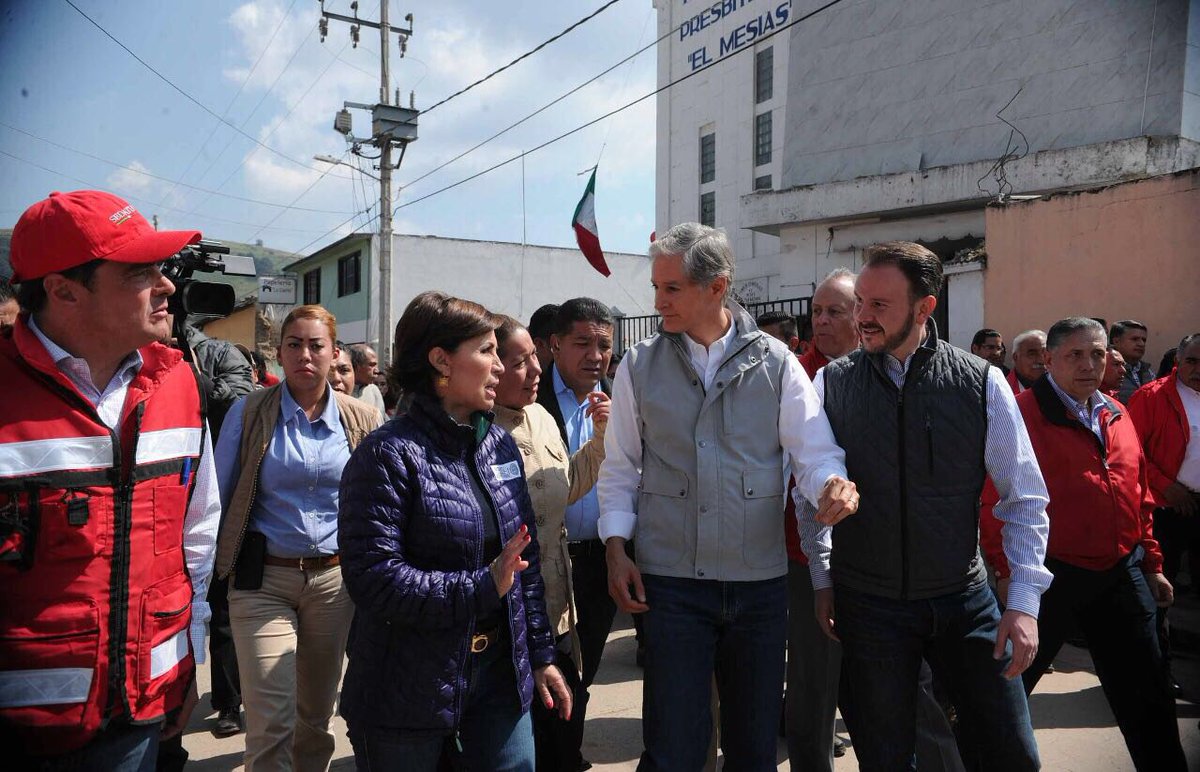 alfredodelmazo's tweet photo. En el @edomex continuamos con el programa de reconstrucción y apoyo a afectados por el sismo #19S. Hoy con @Rosario_Robles_ y @Fco__Guzman, entregamos tarjetas del Fonden para que las familias de #Joquicingo reconstruyan sus hogares. https://t.co/QLxMGNoHRj