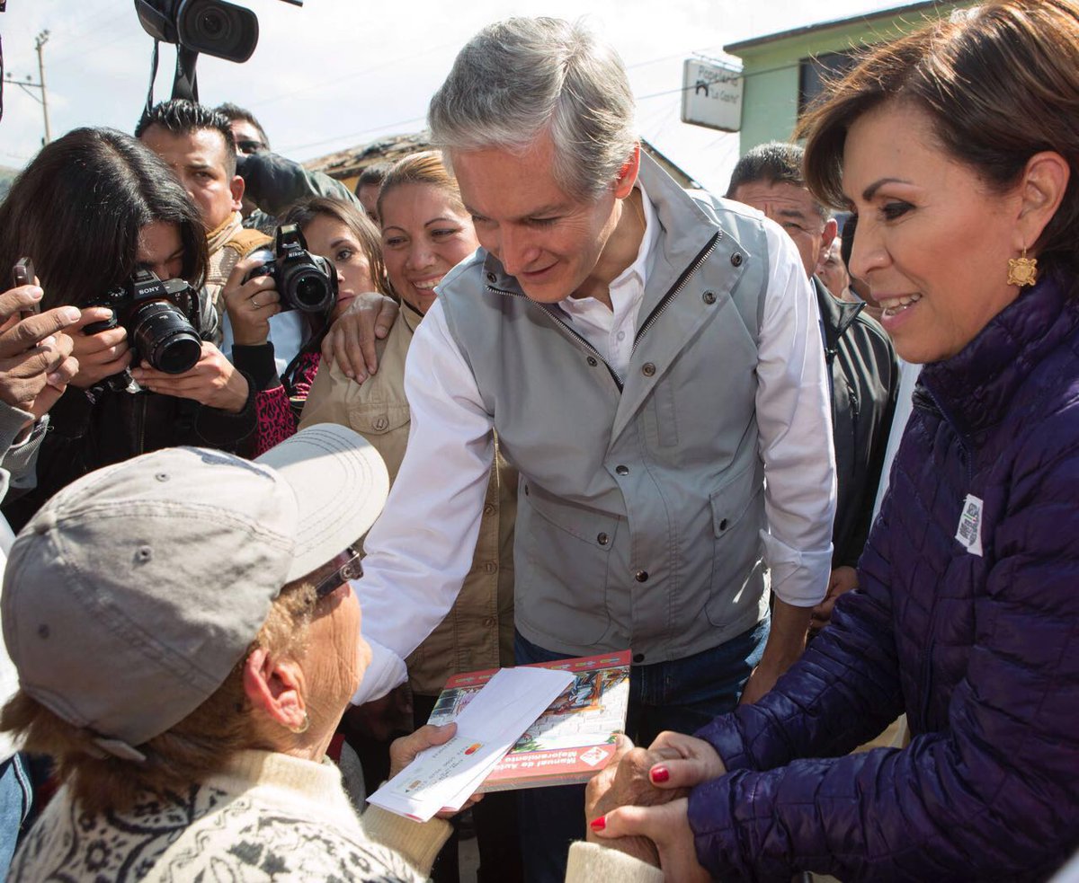 alfredodelmazo's tweet photo. En el @edomex continuamos con el programa de reconstrucción y apoyo a afectados por el sismo #19S. Hoy con @Rosario_Robles_ y @Fco__Guzman, entregamos tarjetas del Fonden para que las familias de #Joquicingo reconstruyan sus hogares. https://t.co/QLxMGNoHRj