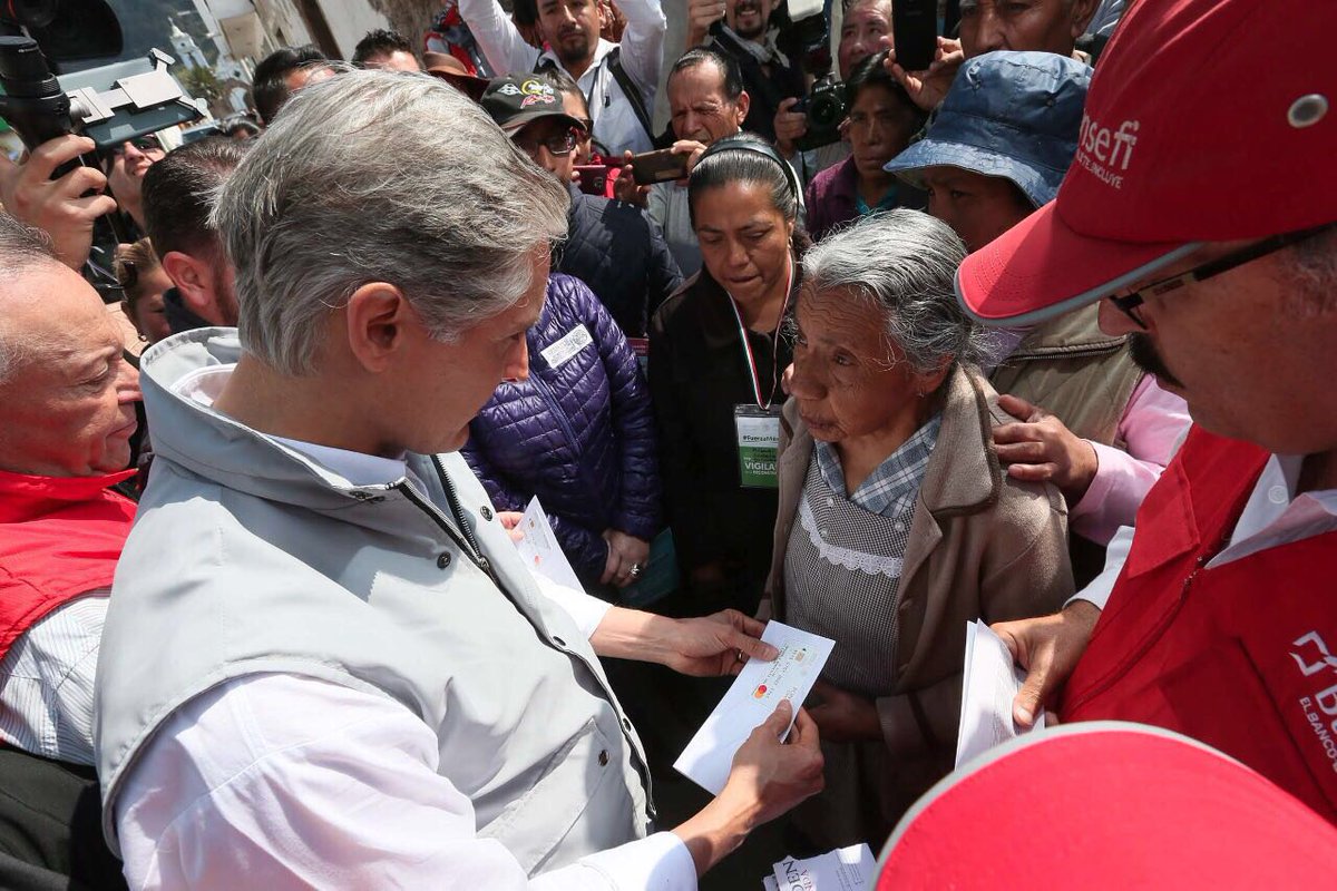 alfredodelmazo's tweet photo. En el @edomex continuamos con el programa de reconstrucción y apoyo a afectados por el sismo #19S. Hoy con @Rosario_Robles_ y @Fco__Guzman, entregamos tarjetas del Fonden para que las familias de #Joquicingo reconstruyan sus hogares. https://t.co/QLxMGNoHRj