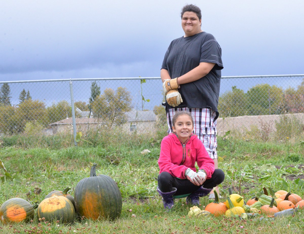 cantonio68's tweet photo. #ThePasHelpingHands #4HMBgivingback veggies for seniors https://t.co/ZptODKdAEW
