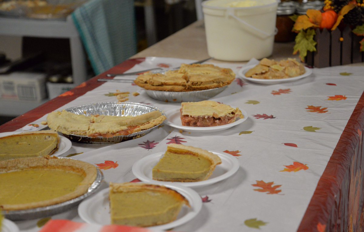 cantonio68's tweet photo. #ThePasHelpingHands #4HMBgivingback pies for the homeless shelter fundraiser https://t.co/TYrCytl7TJ