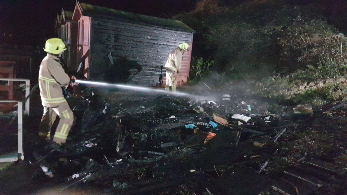 FrintonFireStn's tweet photo. Beach Hut Fire - Walton-on-naze 20:30

Crews attended to Beach Huts on fire tonight. Crews wearing BA and using Hose Reels worked quickly to extinguish the fire which resulted in one Beach Hut being destroyed and one severely damaged https://t.co/q3CWv9opIi