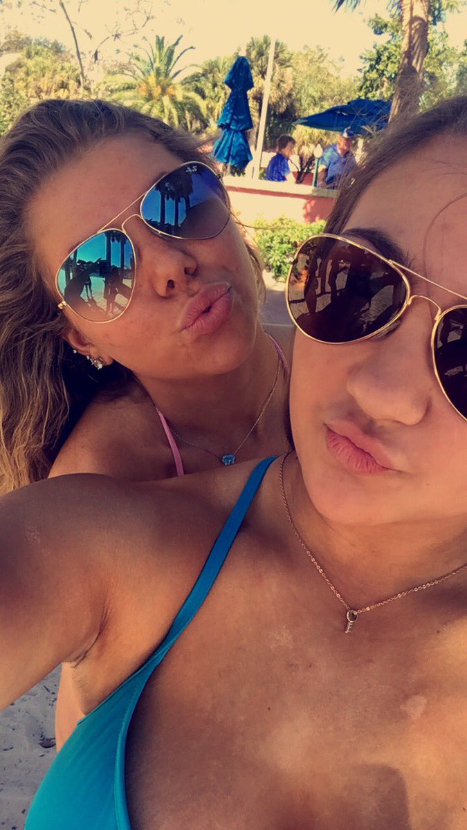 rosee_carroll's tweet photo. Happy 17th birthday @brecheerr !!❤️❤️ can’t wait to whip around with you😊😊have a great day bff https://t.co/oWxlom49gJ