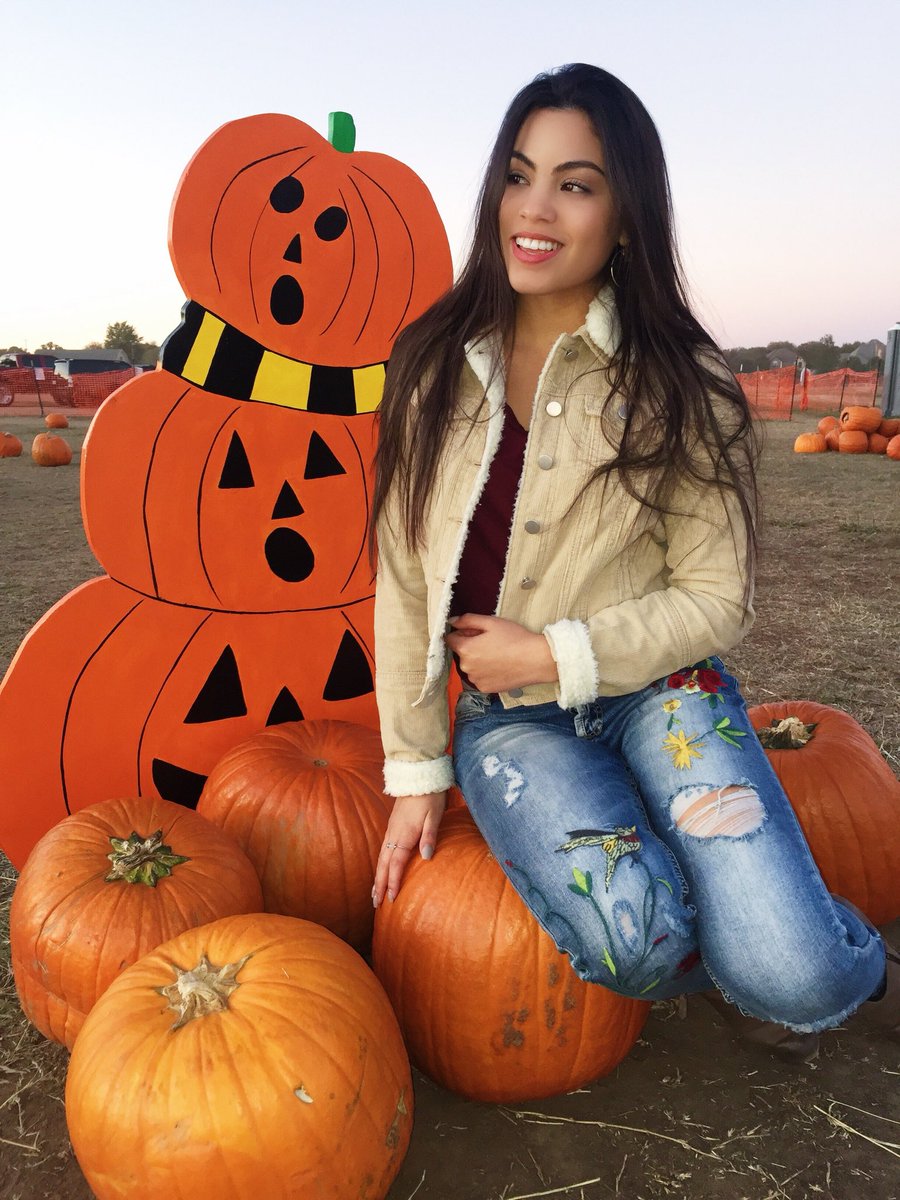 PaolaNAndino's tweet photo. Feeling so blessed, I can’t help but smile from ear to ear! What are you thankful for this year? 🤗🧡🎃🍁🦃 https://t.co/bCiXdVl0L8 https://t.co/gFaVELT9Ns
