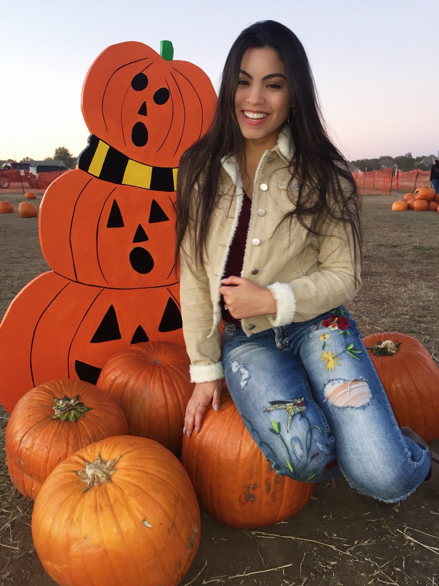 PaolaNAndino's tweet photo. Feeling so blessed, I can’t help but smile from ear to ear! What are you thankful for this year? 🤗🧡🎃🍁🦃 https://t.co/bCiXdVl0L8 https://t.co/gFaVELT9Ns