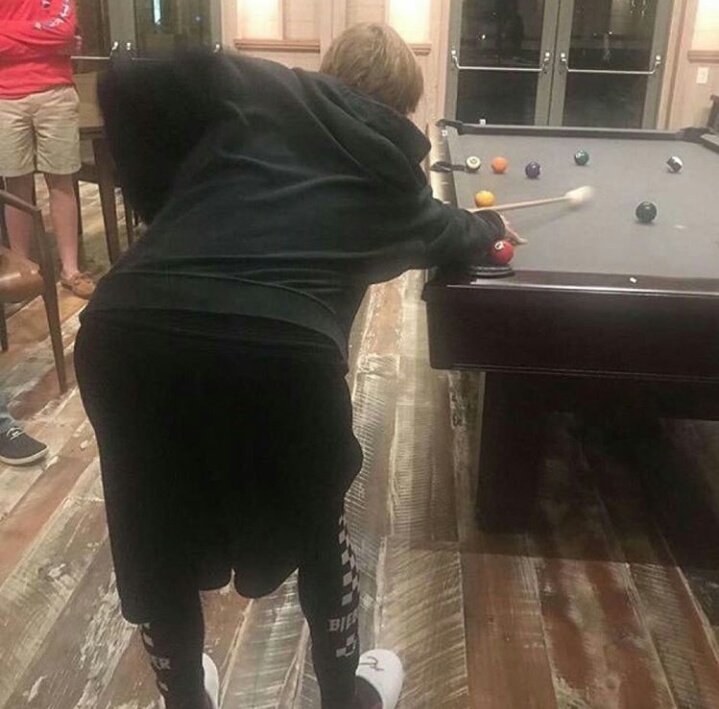 RyanButlerMPC's tweet image. Happy thanksgiving  ( tô jogando Sinuca, mas só tô pensando na comida, Charles com roupa de velho lá atrás)